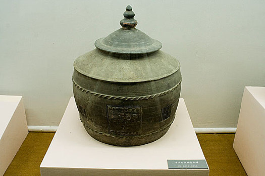 内蒙古博物馆陈列辽代穹庐形灰陶骨灰罐