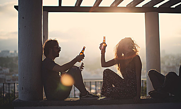 剪影,男人,女人,坐,户外,棚架,日落,拿着,啤酒瓶