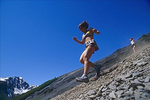 女性,跑步者,下降,迅速,攀升,马拉松,比赛,岩石,斜坡,肯奈半岛,阿拉斯加