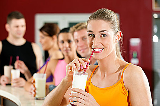 人,喝,蛋白质,混合饮料,锻炼,健身房,健身俱乐部