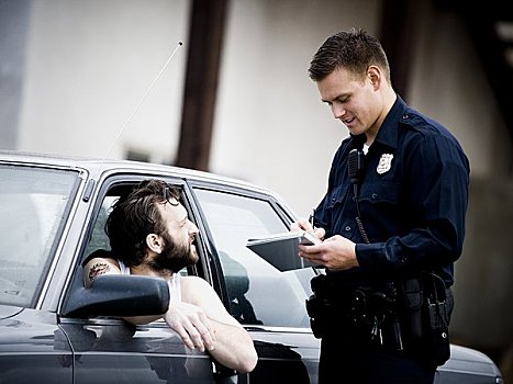 交警,文字,罚单,男司机,香烟