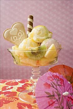 圣代冰淇淋,新鲜,水果,鸡尾酒装饰伞