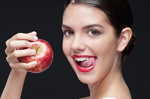 女人,拿着,红苹果,舔嘴唇