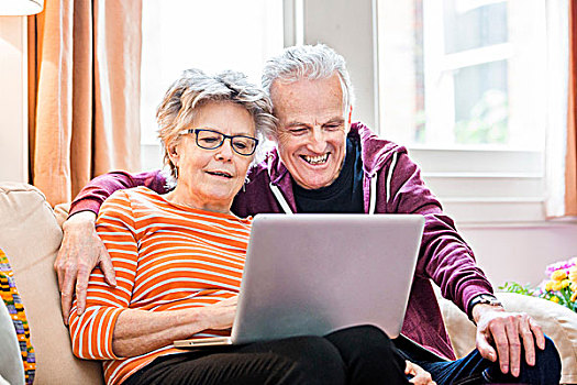 老年,夫妻,客厅,沙发,看,笔记本电脑