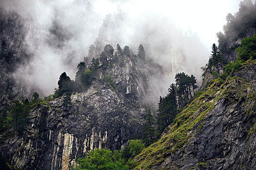 云雾缭绕下峻峭的山峰