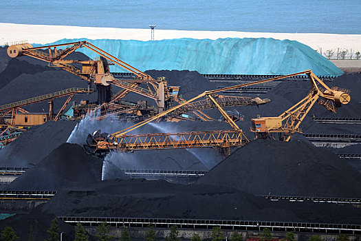 山东省日照市,港口煤炭运输生产繁忙有序