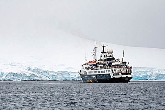 南极冰山和轮船