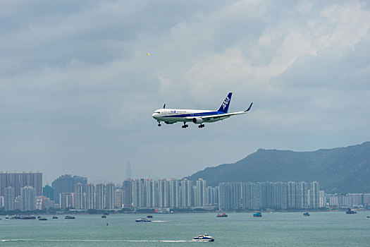 一架日本全日空的客机正降落在香港国际机场