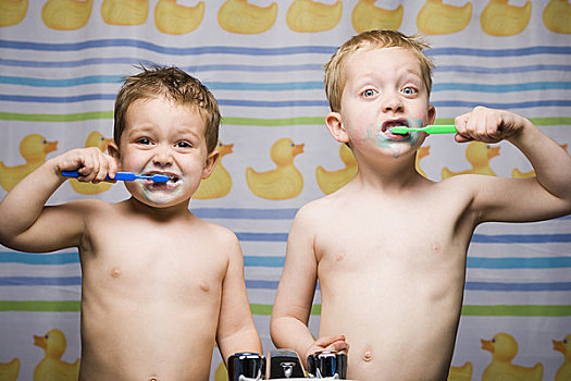 两个男孩,刷牙,浴室水池