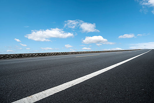 蓝天白云和高速公路