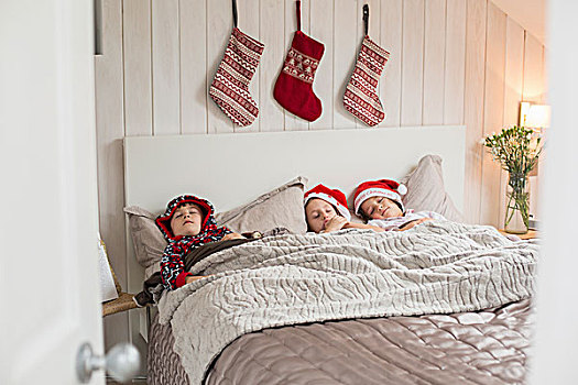 三个孩子,双人床,圣诞袜,悬挂,墙壁,高处,头部