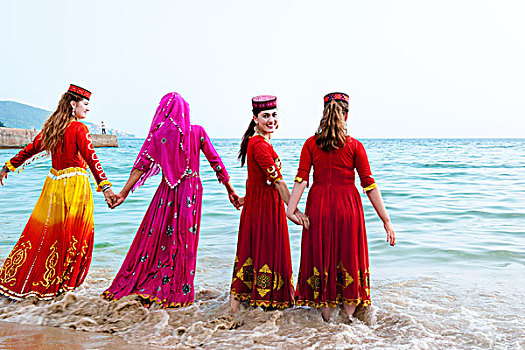 海边,沙滩,新疆哈萨克族女孩,民族服饰