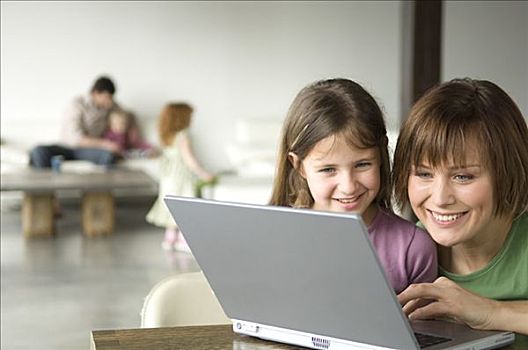 微笑,女人,小女孩,使用笔记本,电脑,男人,两个孩子,背景