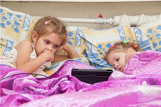两个女孩,卧,床上,看,平板电脑