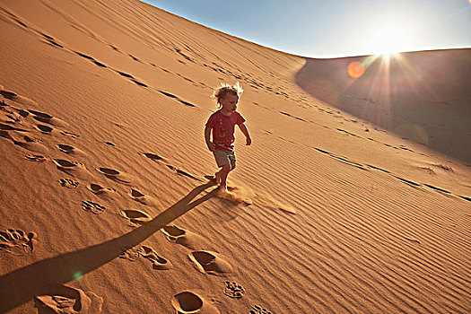 男孩,走,沙滩,沙丘,纳米比诺克陆夫国家公园,纳米布沙漠,索苏维来地区,死亡谷,非洲