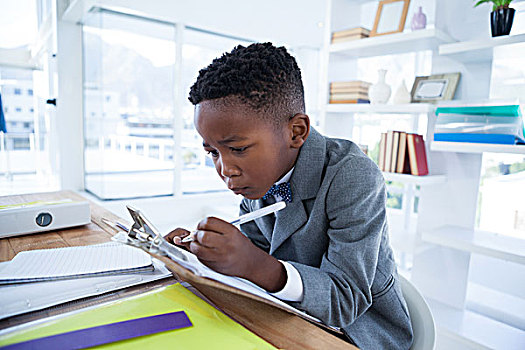 男孩,商务人士,文字,纸,联结,写字板,坐,书桌,办公室