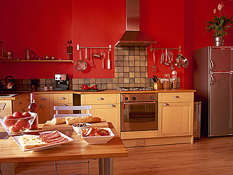 现代,乡村风格,厨房,红色,墙壁,黄色,木地板,木桌,食物,午餐,不锈钢,电冰箱