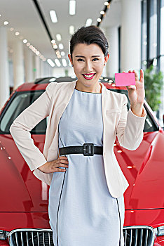 年轻商务女子选购汽车