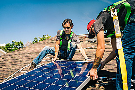 两个,工人,安装,太阳能电池板,房顶,房子