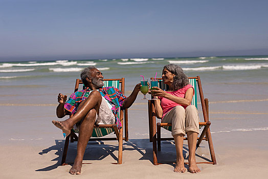 老年,夫妻,放松,沙滩椅,祝酒,鸡尾酒杯,海滩