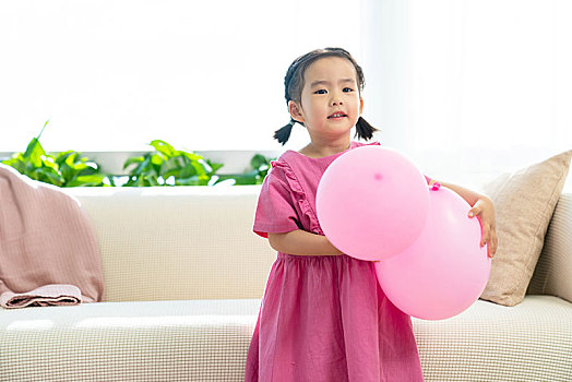 快乐的小女孩和气球