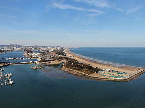 山东省日照市,蓝天碧海映衬下的海滨城市风景宜人,游艇往来穿梭海鸥翔集