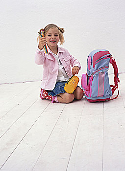 第一,学校,白天,女孩,小背包,笔,容器