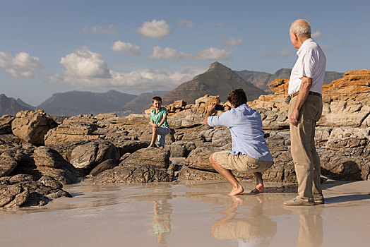 父亲,按,照片,儿子,手机,海滩