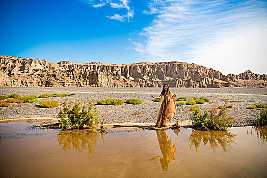 新疆,罗布泊,雅丹地貌,沙漠,沙岩,蓝天,女人,水塘