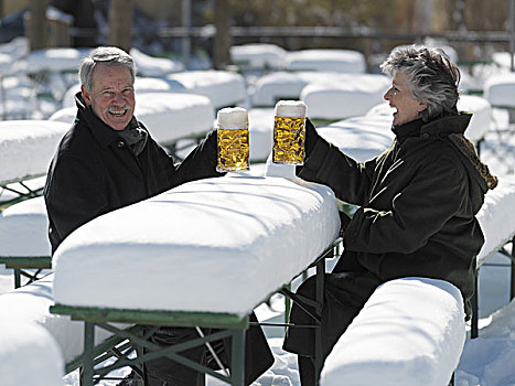 啤酒坊,桌子,长椅,积雪,愉悦,特写,冬天,人,60-70岁,老人,一对,冬服,啤酒,啤酒杯,坐,饮料,高兴,喜悦,一起