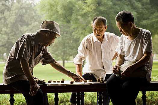三个男人,玩,棋类游戏,户外,微笑