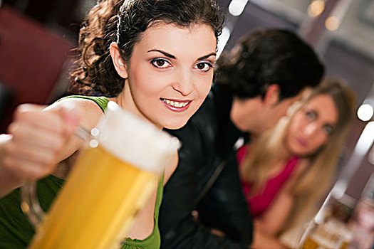 群体,三个,朋友,酒吧,喝,啤酒,聚焦,美女,正面,指向,玻璃杯