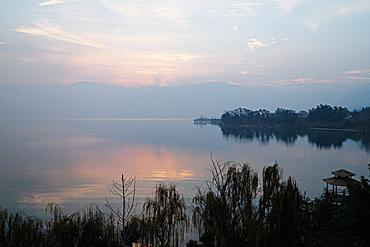 四川西昌邛海,淡水湖,朝霞,湖面泛光