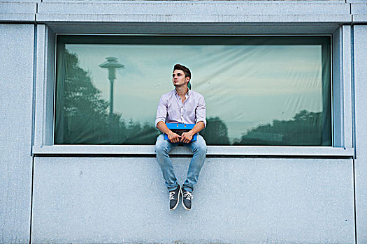 男青年,坐,石台,室外,德国