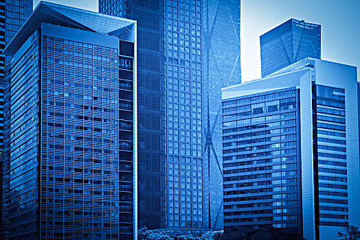 蓝色背景的现代建筑玻璃幕墙