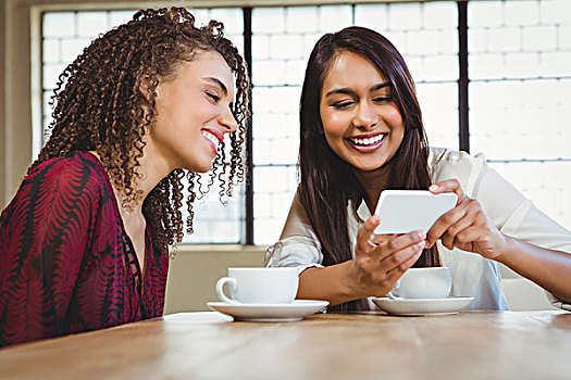 女性朋友,咖啡,看,智能手机,咖啡馆