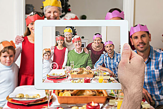 合成效果,图像,握着,平板电脑,高兴,大家庭,派对帽,餐桌