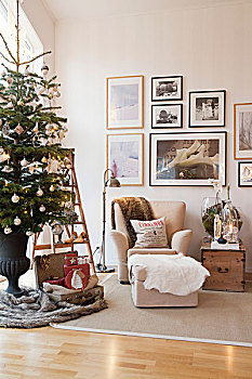 装饰,圣诞树,客厅,靠近,米色,扶手椅,脚凳,框架,墙壁