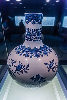 上海博物馆的清乾隆景德镇窑青花花果纹瓶