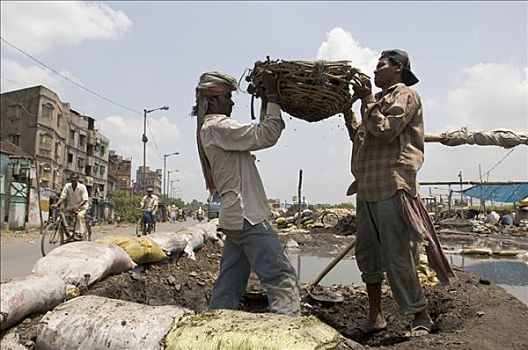 许多,贫民窟,居民,生活方式,再循环,老,工业,垃圾,两个,白天,劳动者,挖,洞,洗,金属废料,室外,篮子,碎石,西孟加拉,印度
