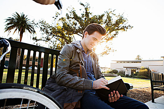 男青年,读,书本,日光,公园长椅