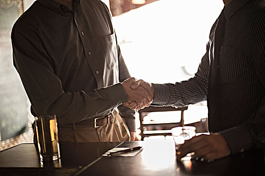 两个,商务人士,握手,酒吧