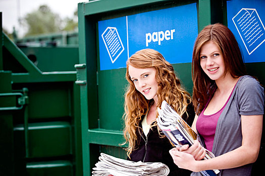 两个,少女,站立,靠近,再循环垃圾桶,纸
