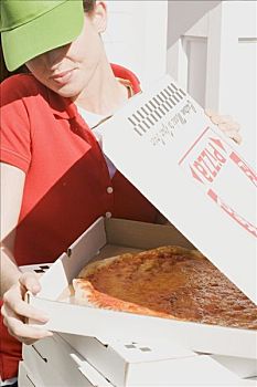 女人,遮阳帽,看,打开,比萨饼盒