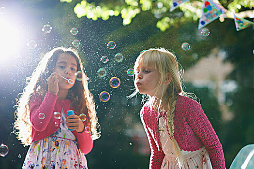 两个女孩,吹泡泡,日光,花园
