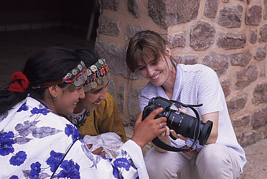 摩洛哥,靠近,玛拉喀什,山谷,女孩,游客,展示,照片,数码相机