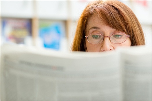 老太太,眼镜,读报,图书馆