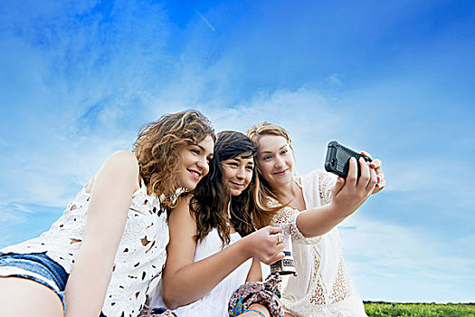 三个女人,年轻,地点,姿势,智能手机