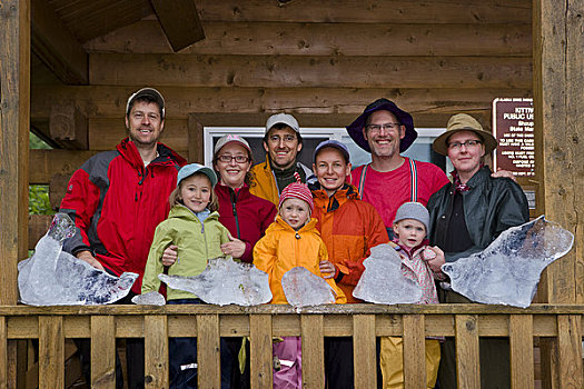 家庭,露营者,幼儿,站立,门廊,三趾鸥,阿拉斯加,美国