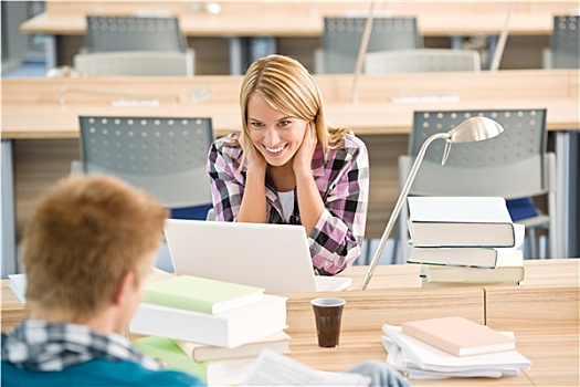 两个,学生,书本,笔记本电脑,教室